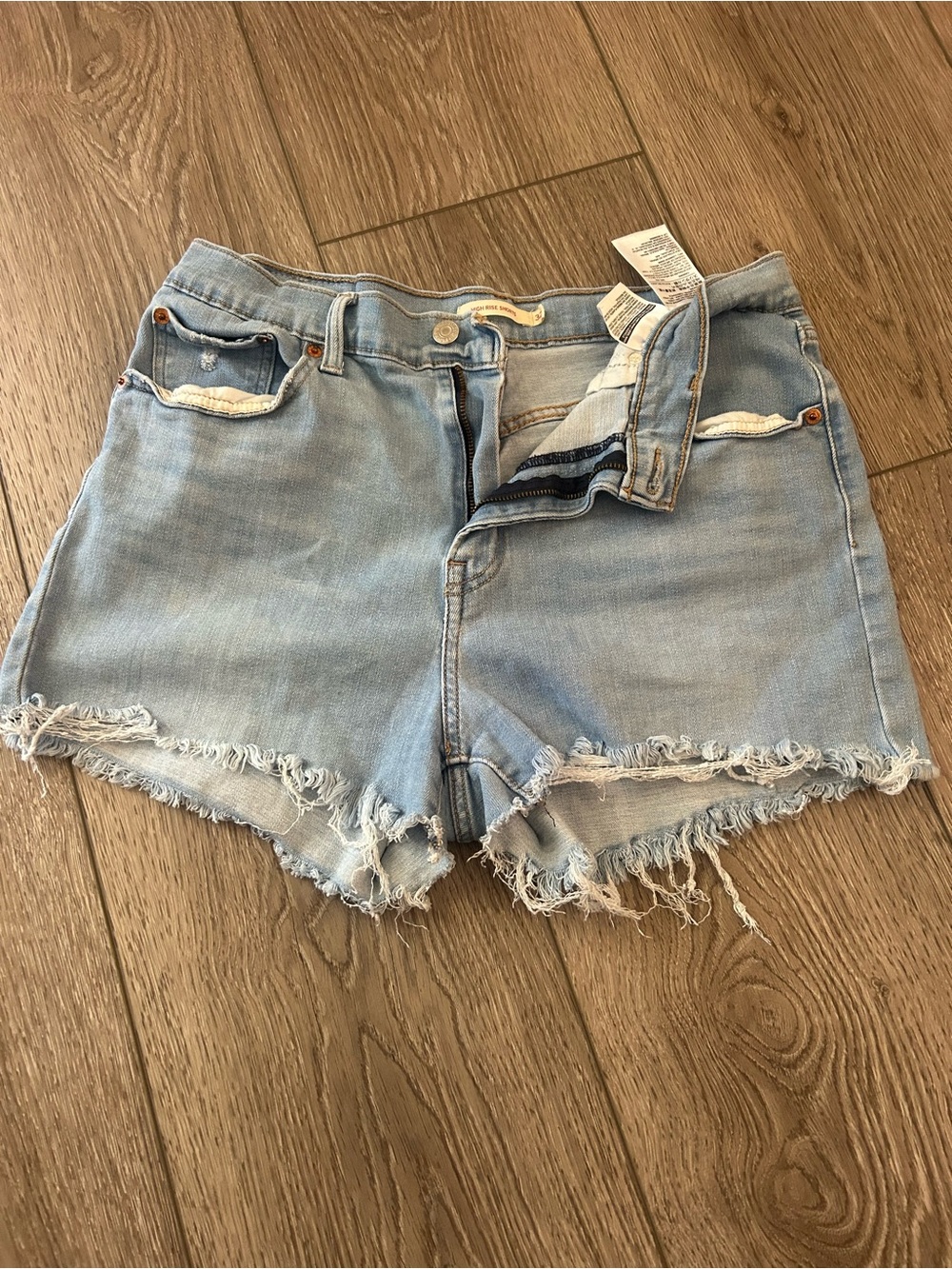 Levi's Women's High Rise Denim Shorts Light Wash Size 32